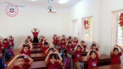 ​ Cô và trò lớp 2A3 năm học 2020-2021-GVCN Nguyễn Thu Hà- trường Tiểu học Tân Quang xin kính chào các thầy cô giáo, quý phụ huynh cùng toàn thể các bạn!