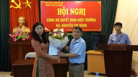 Ngày 01 tháng 4 năm 2019, Phòng Nội Vụ và Phòng Giáo dục & Đào Tạo huyện Văn Lâm công bố quyết định Hiệu trưởng trường Tiểu học Tân Quang: Bà Nguyễn Thị Soan.