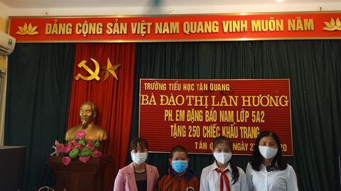 Bà Đào Thị Lan Hương-Phụ huynh em Đặng Bảo Nam-Lớp 5A2- Trường Tiểu học Tân Quang tặng 250 chiếc khẩu trang cho học sinh của nhà trường.