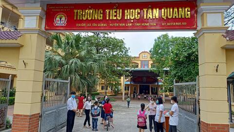 Sự phối hợp chặt chẽ của Trạm y tế xã Tân Quang với tập thể cán bộ, giáo viên, nhân viên trường Tiểu học Tân Quang trong công tác phòng, chống dịch bệnh COVID-19.