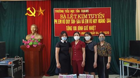 Bà Lê Thị Kim Tuyến-Phụ huynh em Vũ Duy Tân-5A4 và em Vũ Huy Hoàng-3A4 tặng trường Tiểu học Tân Quang 100 bình nước giữ nhiệt.