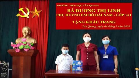 Bà Dương Thị Linh-Phụ huynh em Đỗ Hải Nam-Lớp 3A1 tặng trường Tiểu học Tân Quang khẩu trang giúp nhà trường phòng, chống dịch COVID-19