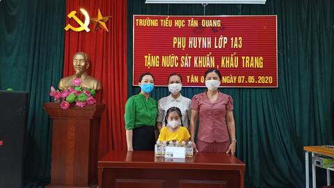 Phụ huynh lớp 1A3 tặng nước sát khuẩn tay và khẩu trang, chung tay cùng trường Tiểu học Tân Quang phòng, chống dịch COVID-19.