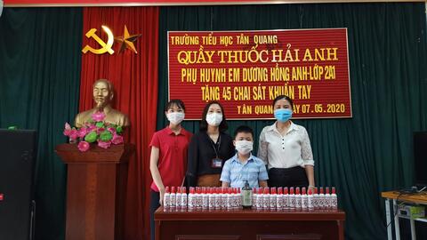 Quầy thuốc Hải Anh-Phụ huynh em Dương Hồng Anh lớp 2A1 tặng trường Tiểu học Tân Quang 45 chai sát khuẩn tay hỗ trợ nhà trường phòng, chống dịch COVID-19.