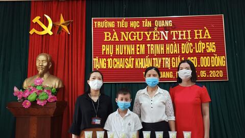 Bà Nguyễn Thị Hà-Phụ huynh em Trịnh Hoài Đức lớp 5A5 tặng trường Tiểu học Tân Quang 10 chai sát khuẩn tay trị giá 1.250.000 đồng giúp nhà trường đẩy mạnh công tác phòng, chống dịch COVID-19.