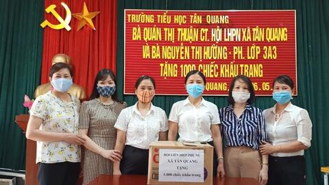 Đại diện Hội LHPN xã Tân Quang cùng phụ huynh lớp 3A3 tặng trường Tiểu học Tân Quang 1000 chiếc khẩu trang.