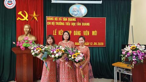Chi bộ Trường Tiểu học Tân Quang long trọng tổ chức lễ Kết nạp Đảng viên mới cho 03 quần chúng ưu tú: Đỗ Thị Nguyệt Ánh, Vũ Thị Nguyện và Cao Thị Vân.