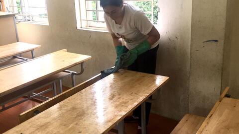 Ngày 23/08/2021, cán bộ, giáo viên, nhân viên trường Tiểu học Tân Quang vệ sinh khử khuẩn để chuẩn bị cho năm học mới 2021-2022.