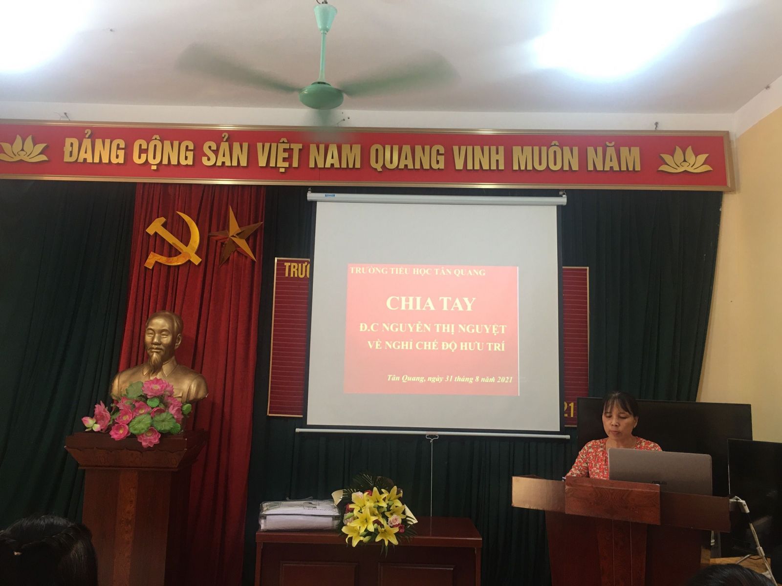Đ/c ĐàoThị Thúy Nga, -CT Công đoàn nhà trường lên tóm tắt quá trình công tác của Đ/c Nguyễn Thị Nguyệt